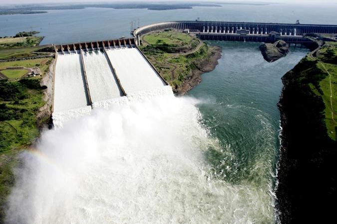 A Usina Hidrelétrica de Itaipu, no Paraná, é uma das maiores geradoras de energia elétrica do Brasil, com uma matriz limpa e renovável