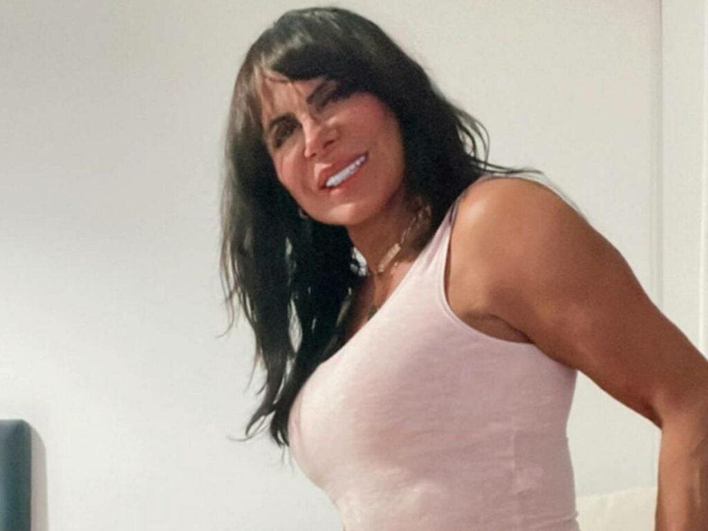 Gretchen rebate crítica após deixar parte íntima marcada em look: “Quem tá comendo ama”
