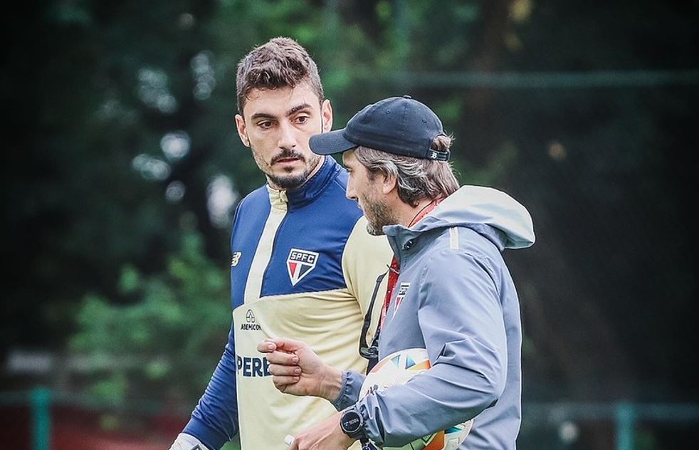 Técnico do São Paulo, Zubeldía conversa com o goleiro Rafael, ex-Atlético