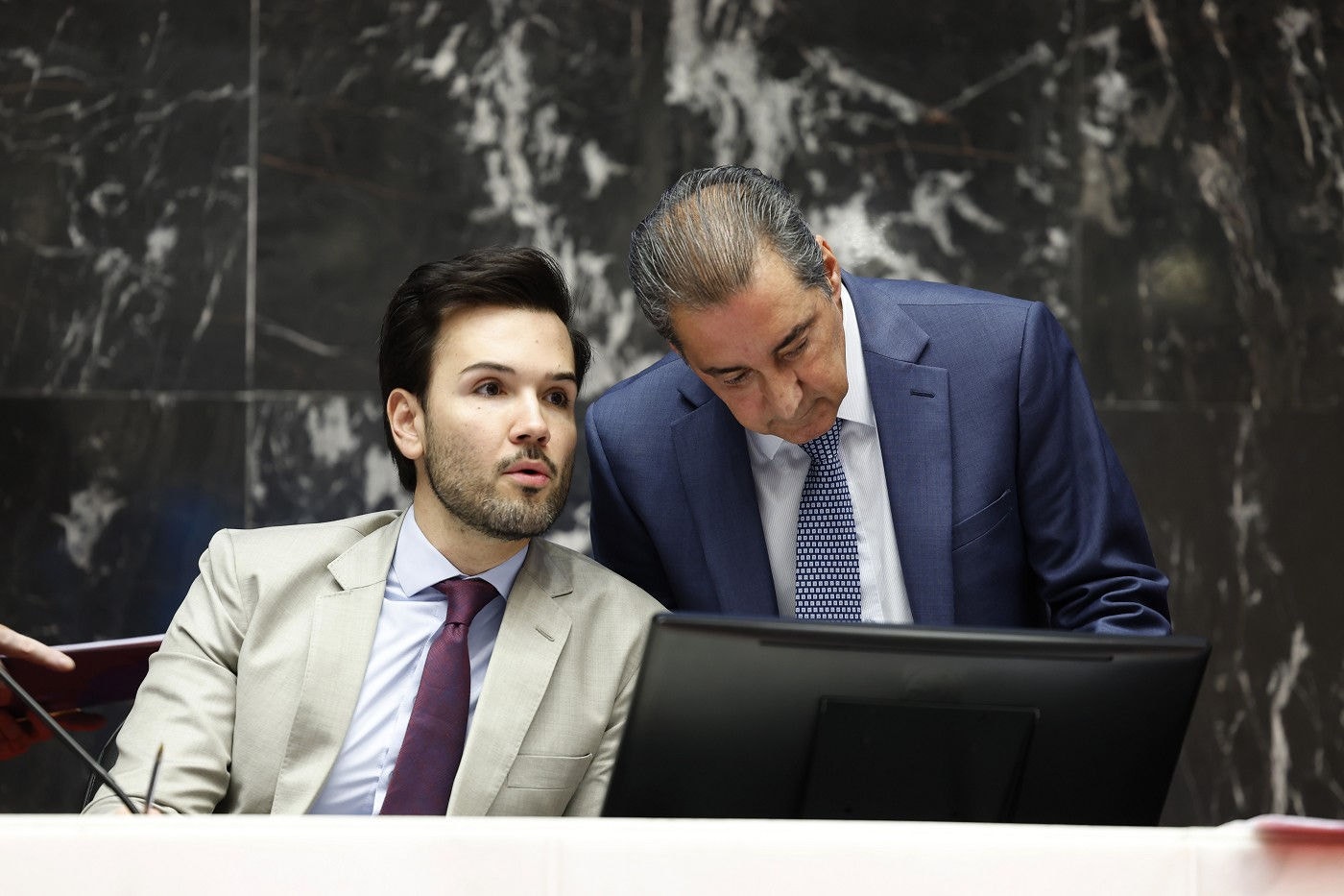 O presidente da Assembleia, Tadeu Leite (MDB), e o líder do governo Romeu Zema (Novo), João Magalhães (MDB), durante a reunião em plenário dessa terça-feira (15/7)