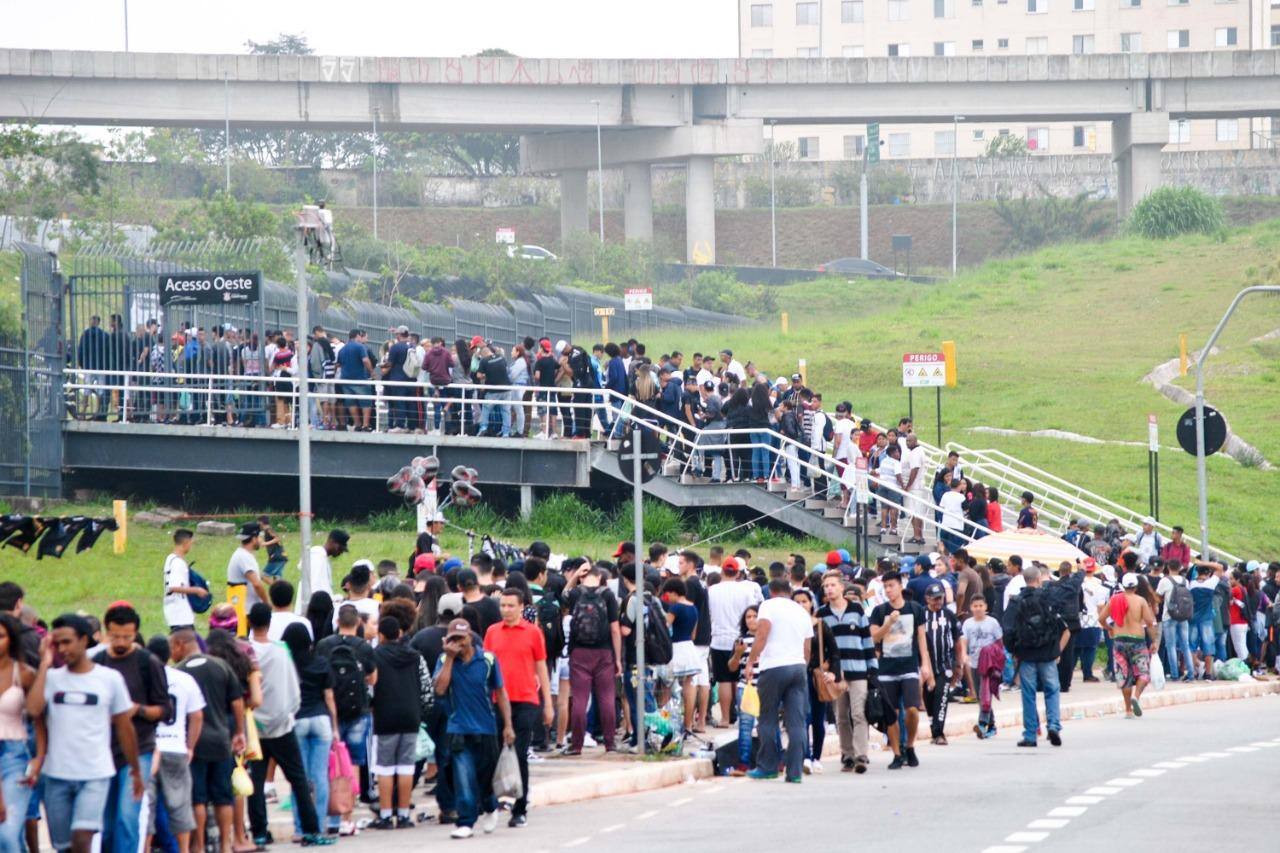 Torcedores do Corinthians trocam alimentos por ingressos, para assistirem o treino aberto do time