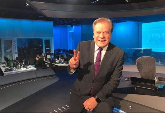 Chico Pinheiro na bancada do 'Jornal Nacional'; jornalista já substituiu William Bonner na bancada do programa
