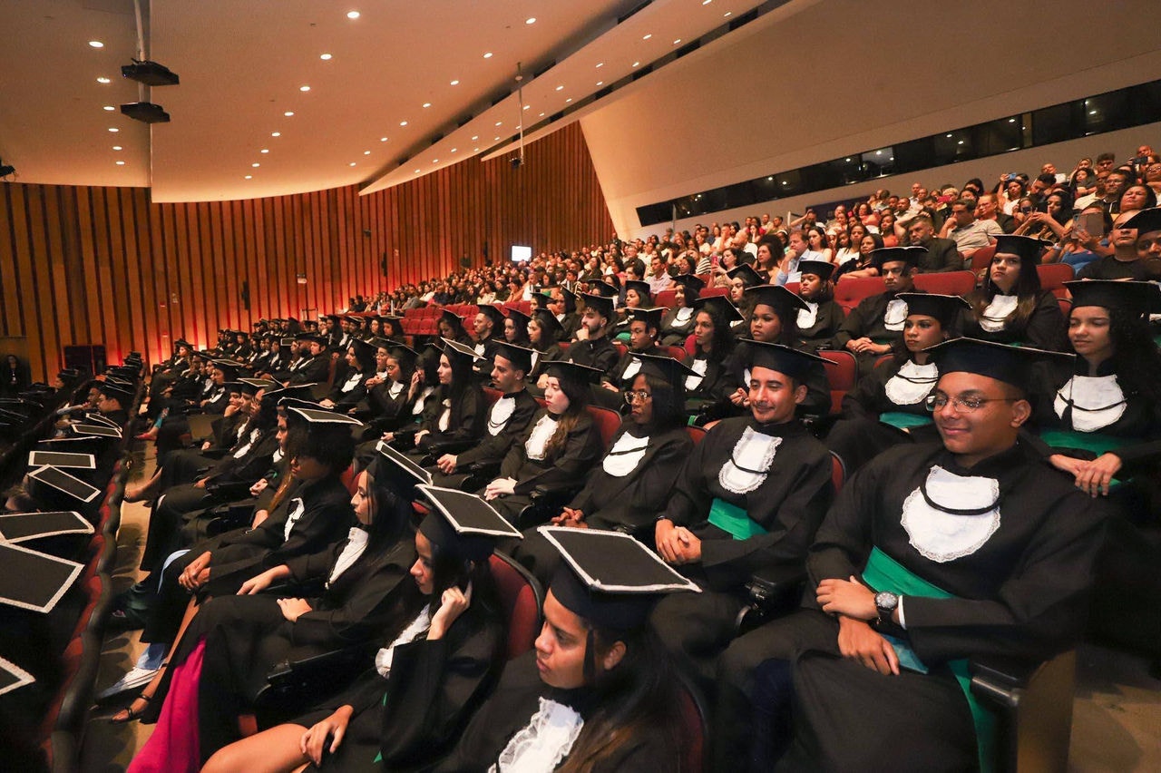 Alunos receberam diplomas dos cursos técnicos