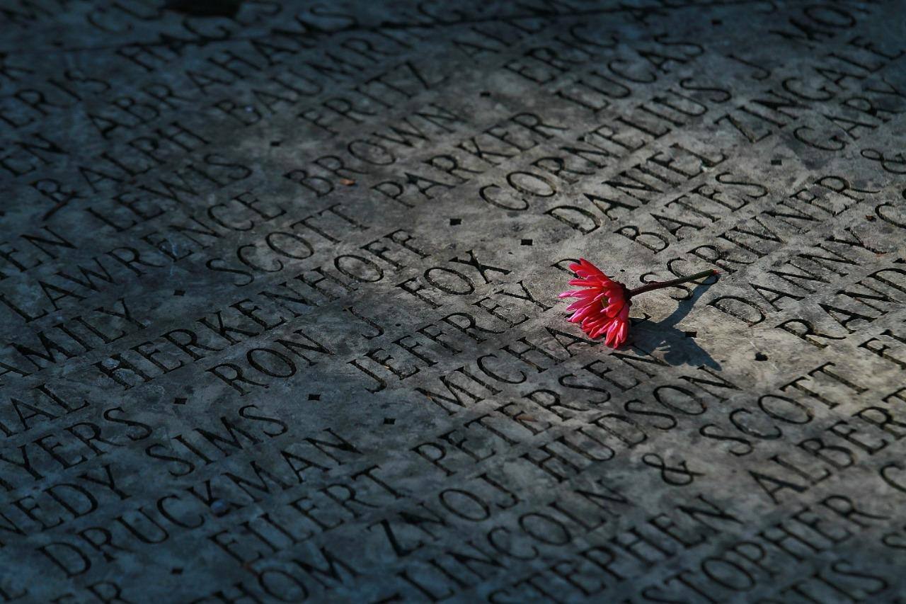 Uma flor é posta sobre os nomes das vítimas da Aids gravados no National AIDS Memorial Grove, em San Francisco, na Califórnia
