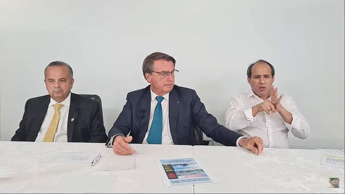 Presidente Jair Bolsonaro (PL) transmitiu a live semanal desta quinta-feira (10) acompanhado do ministro Rogério Marinho (Desenvolvimento Regional)