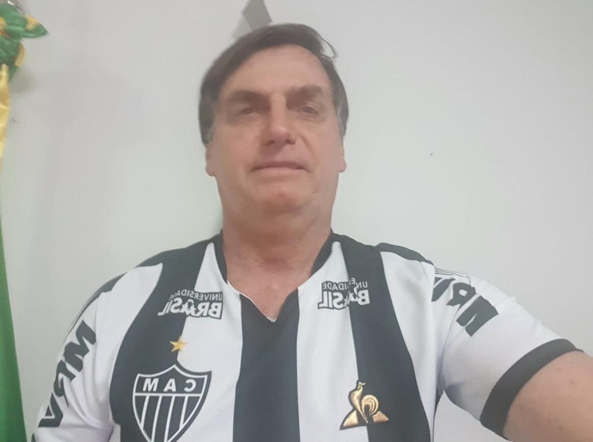 Bolsonaro com a camisa do Galo