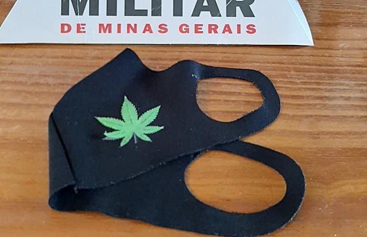 A máscara com a imagem de uma folha de maconha foi recolhida pelos militares e dono detido em flagrante