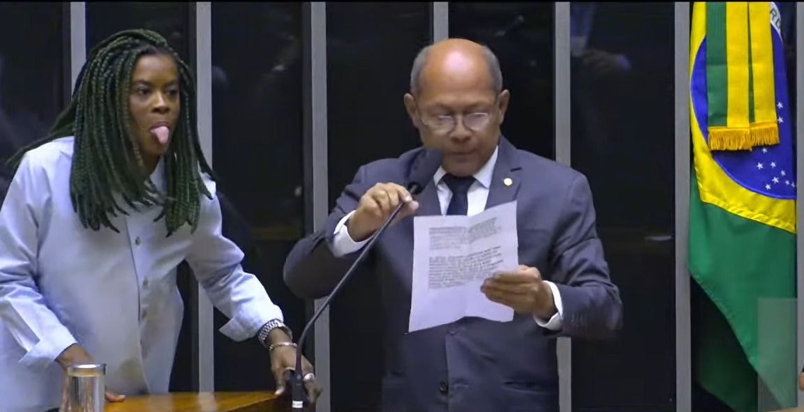 Carol Dartora (PT-PR) mostra língua para o deputado federal Coronel Chrisóstomo (PL-RO)