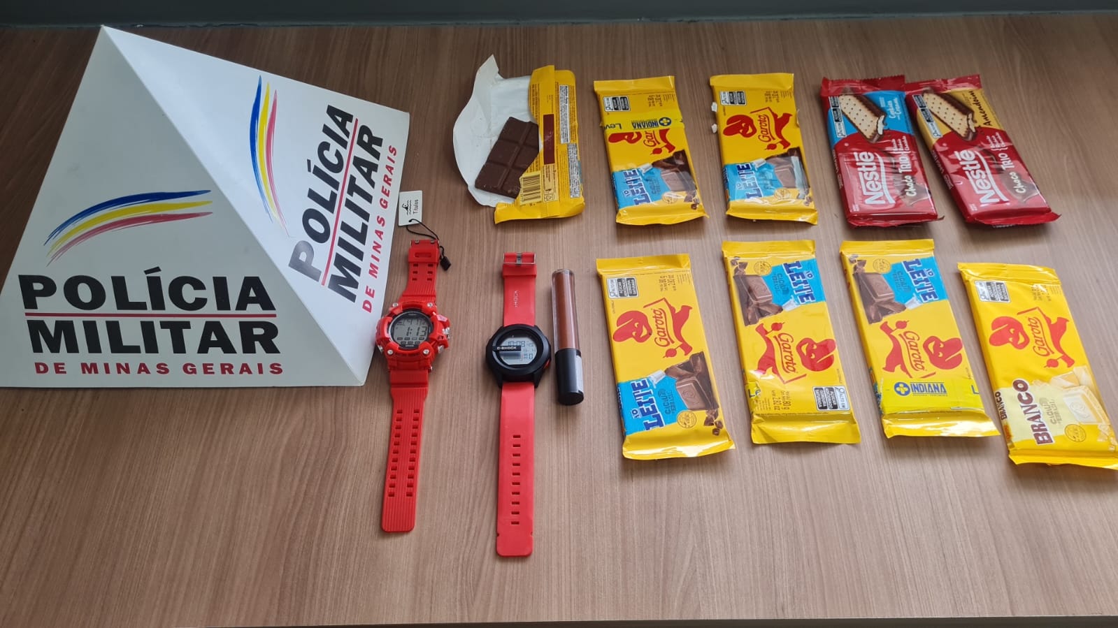 Dupla furtou quase 10 barras de chocolate em farmácia