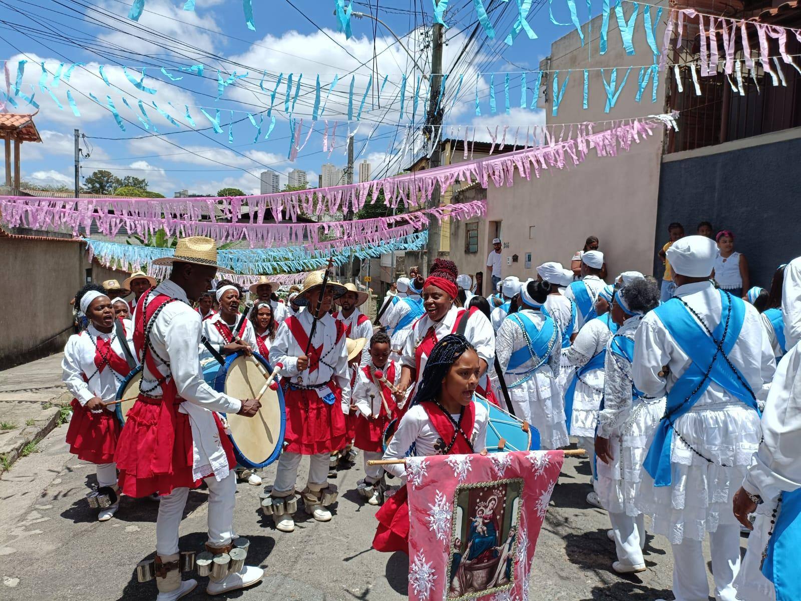 Festejo tomou conta das ruas do bairro Aparecida, na região Noroeste de BH, neste domingo (22)