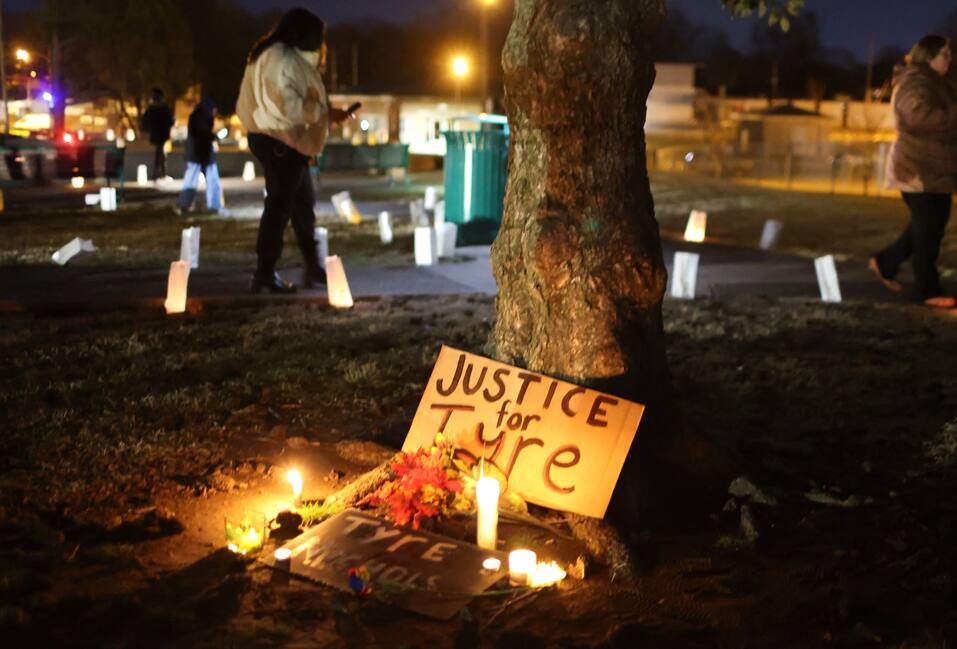Velas acesas em homenagem a Tyre Nichols, que morreu após uma abordagem policial nos EUA
