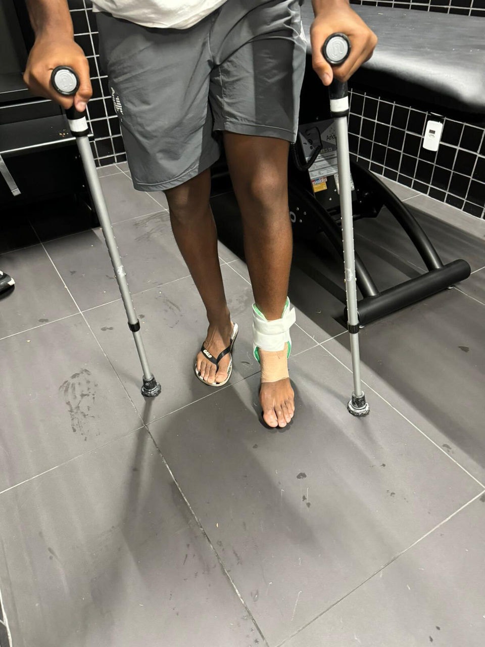 Atacante do Atlético, Alisson teve que usar muletas para deixar a Arena MRV após ser atingido por adversário