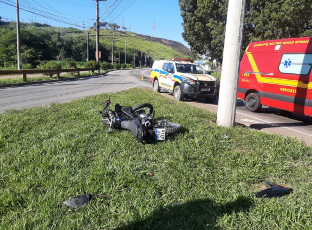 Motociclista morreu após bater em poste na BR-381