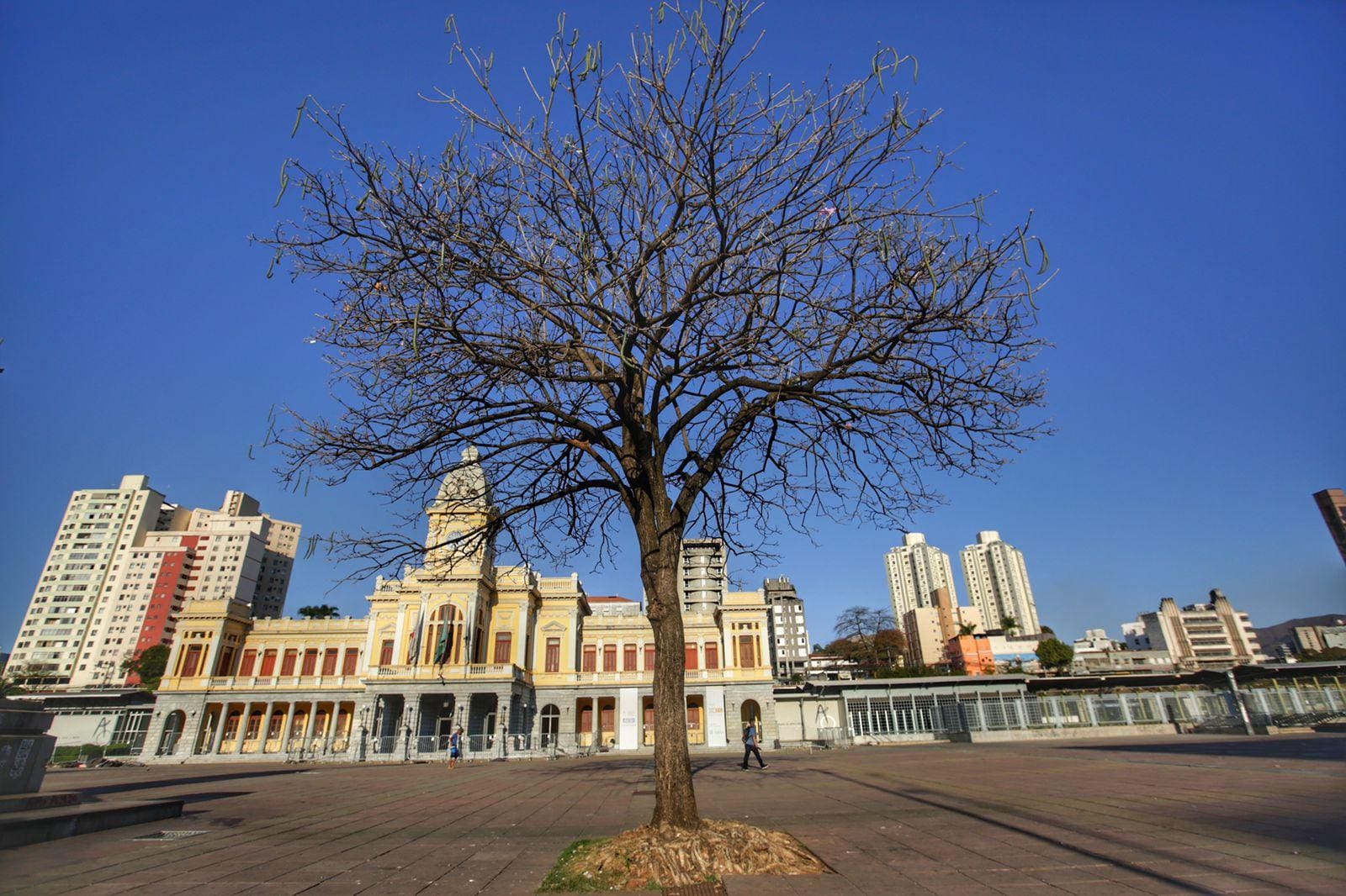 Imagem mostra a Praça da Estação em dia de tempo seco
