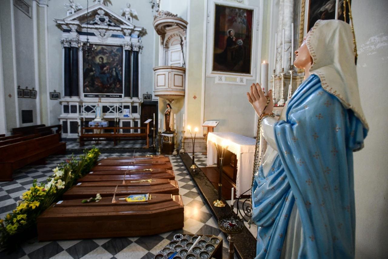 Caixões são colocados no chão de igreja em Serina, perto de Bergamo