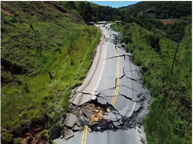 Asfalto estufa na BR-381 em Nova Era