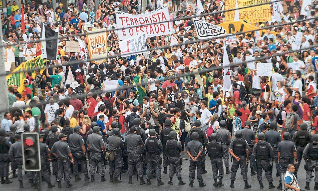 Uma das principais bandeiras dos protestos em junho de 2013 foi o questionamento aos políticos e ao papel do Estado
