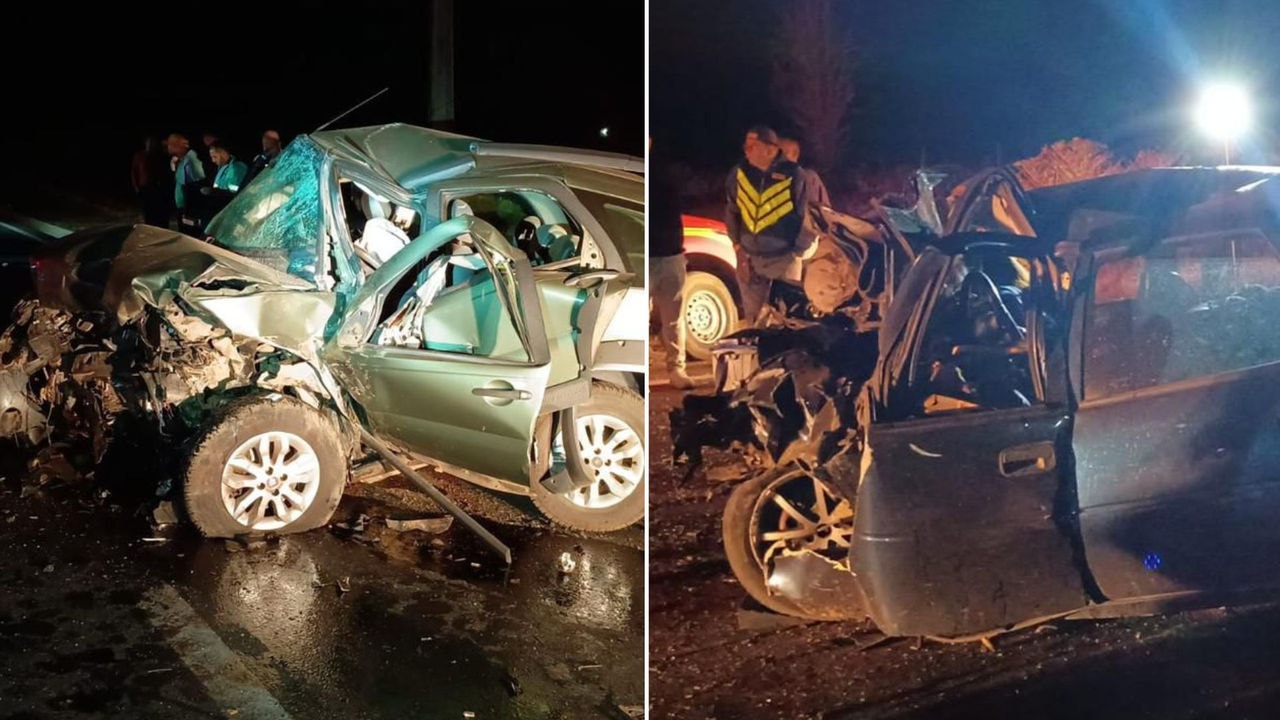 Carros ficaram destruídos após a batida 