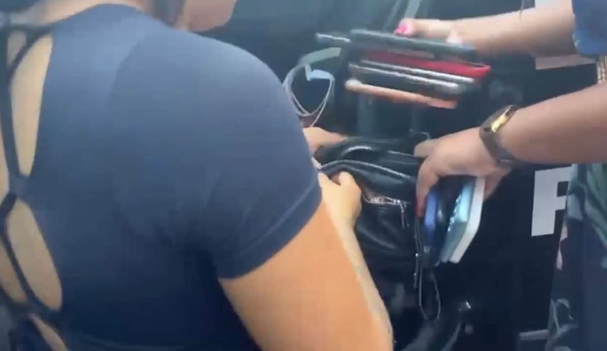 Mulher é presa com 22 celulares no bloco em SP