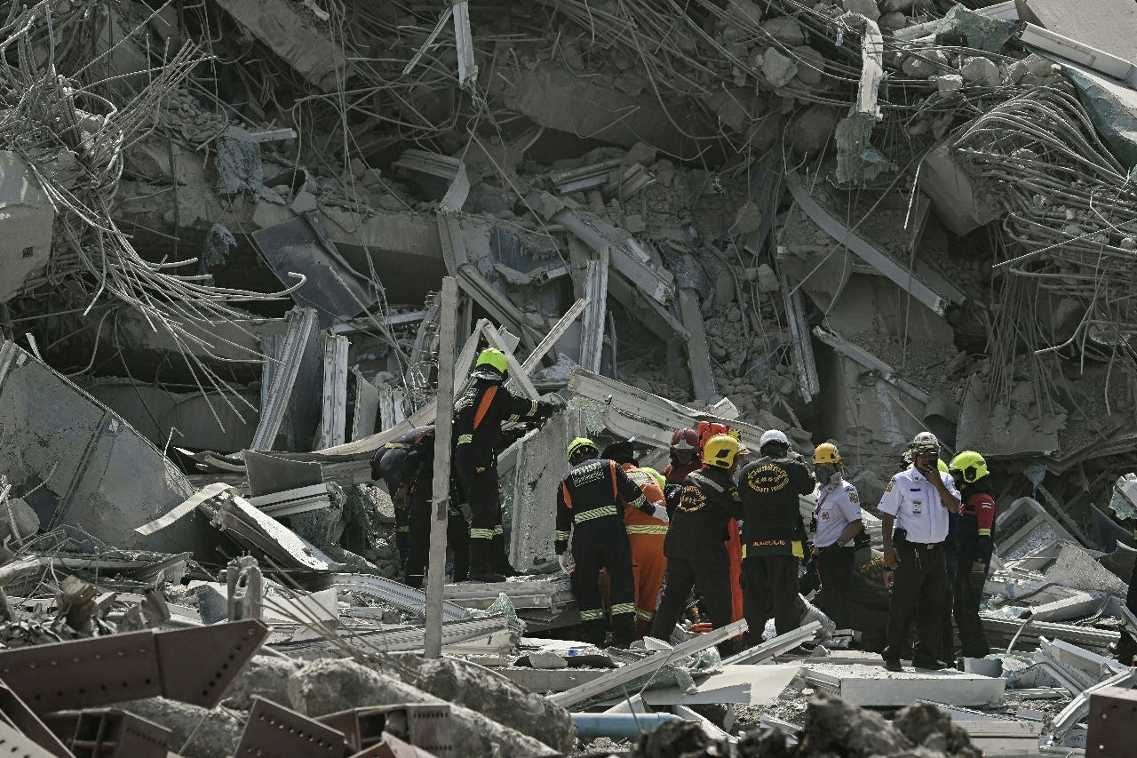 Equipes de bombeiros e resgate atuam em escombros de prédio que desabou durante o terremoto