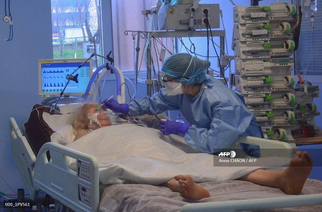 Sob forte demanda hospitalar, médicos precisam selecionar pacientes prioritários