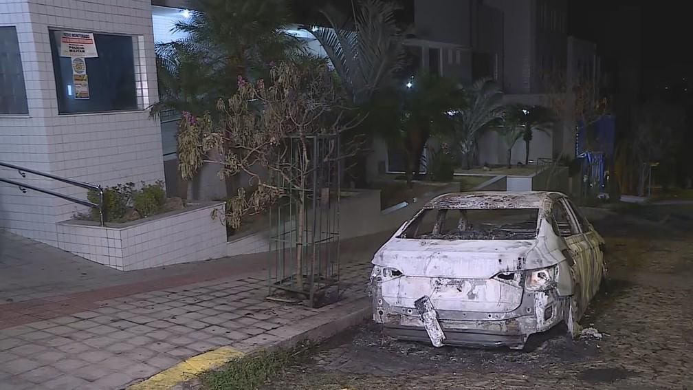 Carros foram incendiados na rua