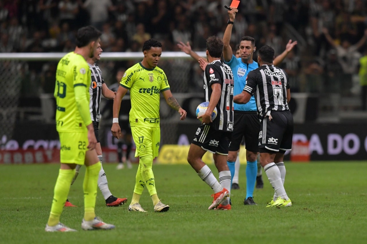 Hulk foi expulso na 100ª partida com a camisa do Galo em Campeonatos Brasileiros