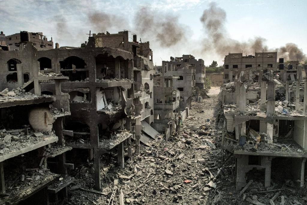 Bairro da Cidade de Gaza destruído por bombardeiros