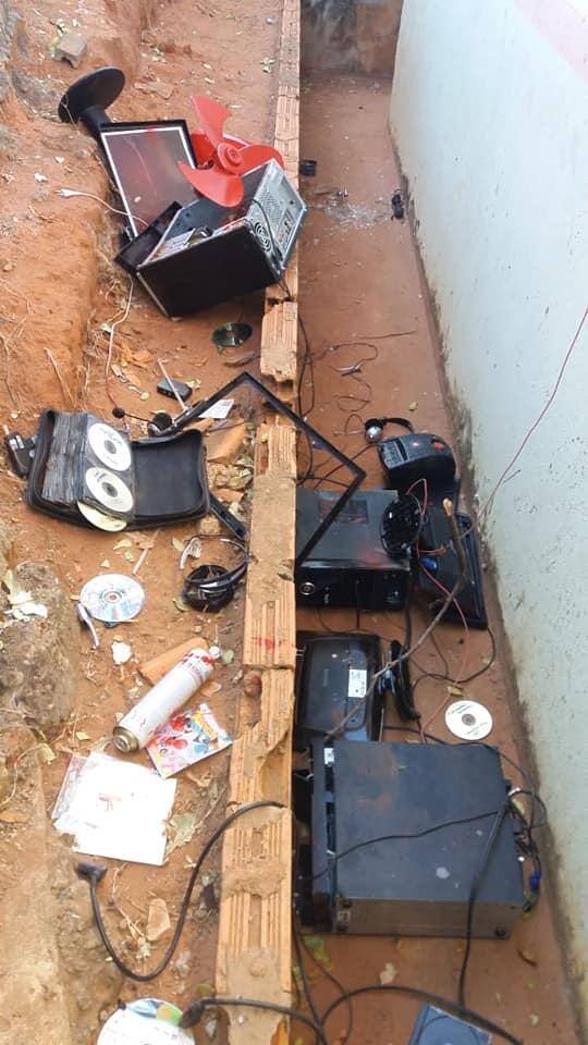 Suspeitos quebraram computadores e deixaram as peças jogadas em um canteiro