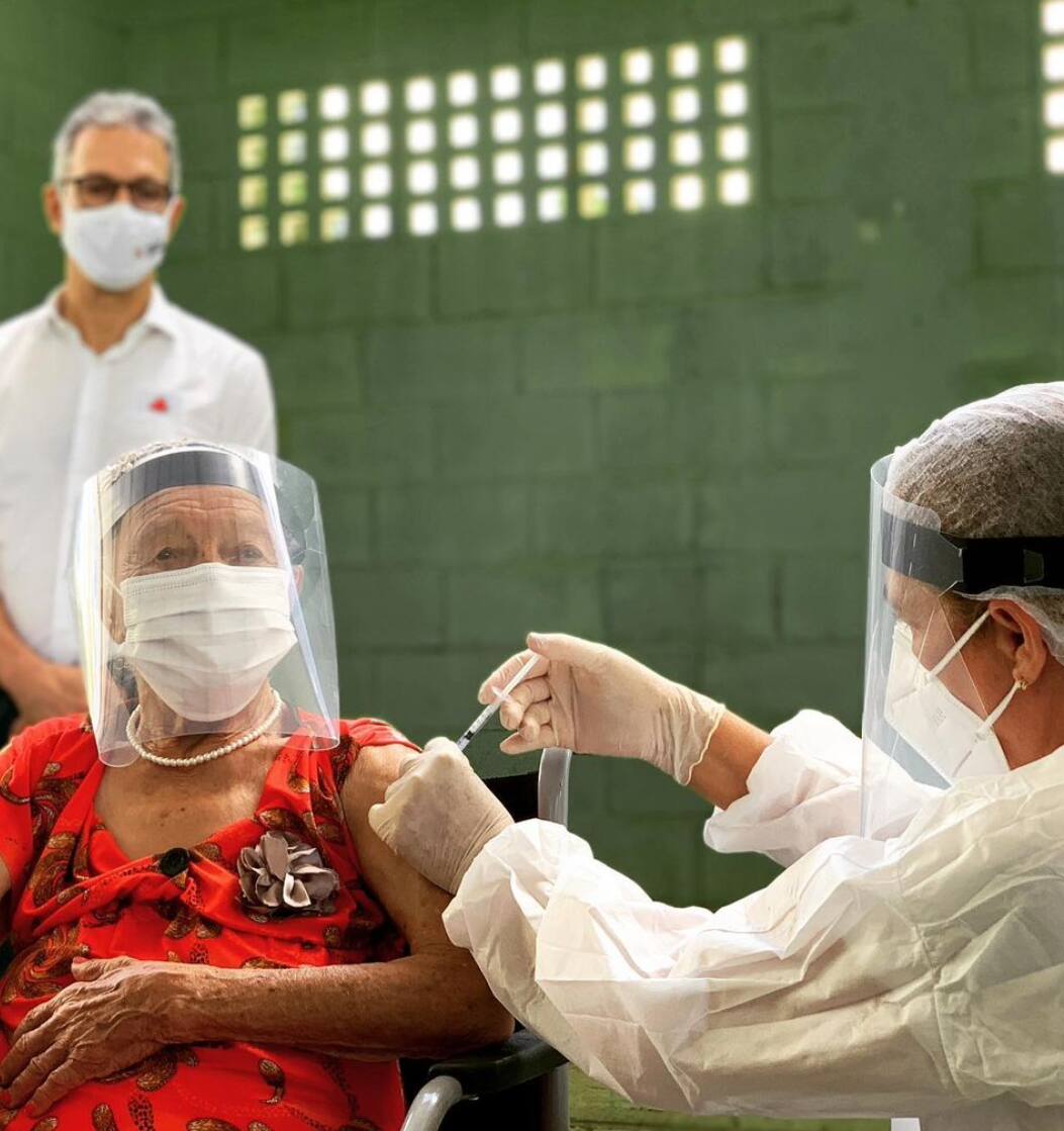 Maria das dos Reis, 90, foi uma das primeiros vacinadas no interior de Minas Gerais