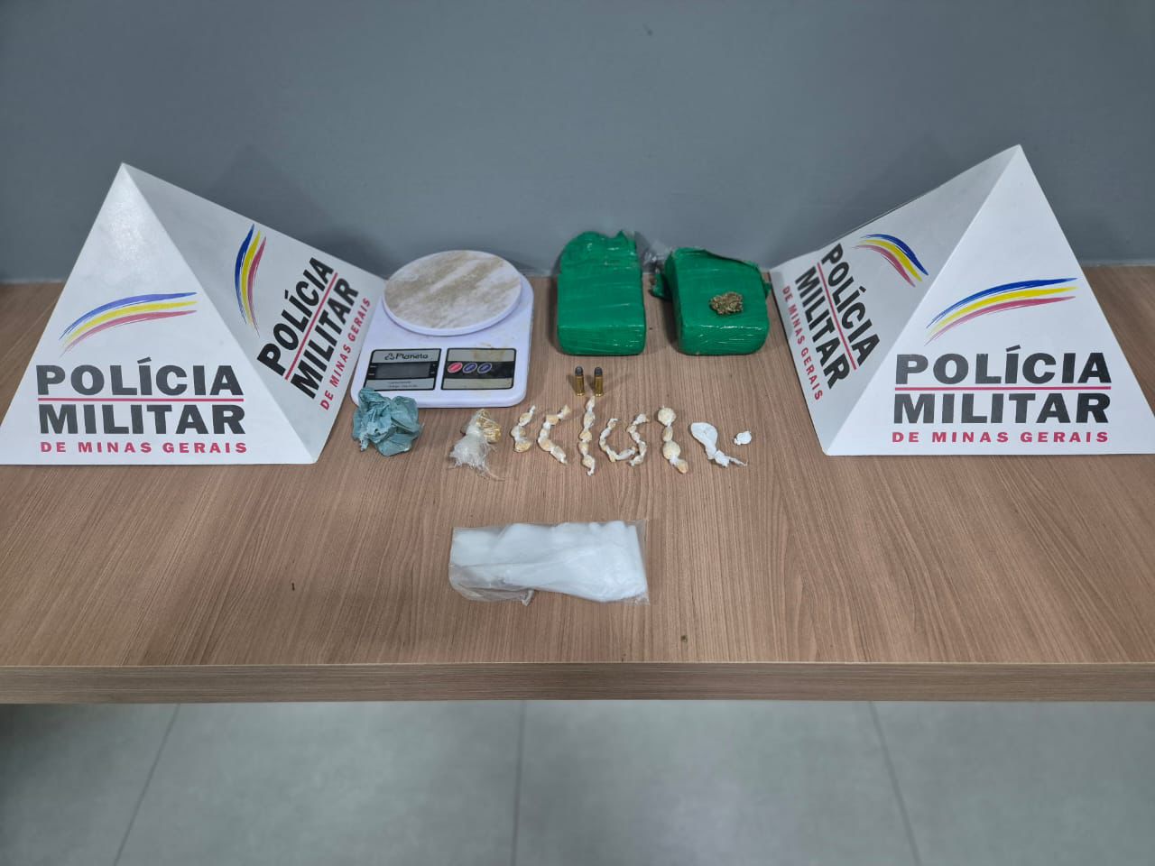 O suspeito tentou esconder os materiais.