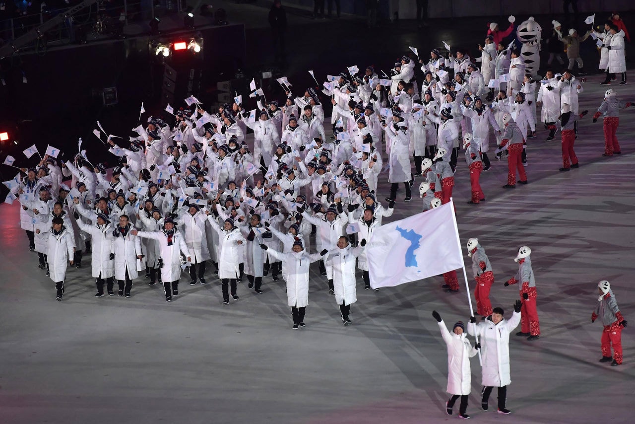 Atletas norte e sul-coreanos desfilaram juntos, agitando bandeiras que mostravam só o território na cerimônia de abertura dos Jogos Olímpicos de Inverno de PyeongChang