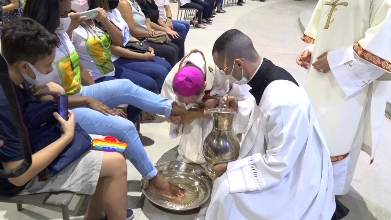 Dom Walmor durante rito do Lava-pés em BH com educadores na Catedral Cristo Rei