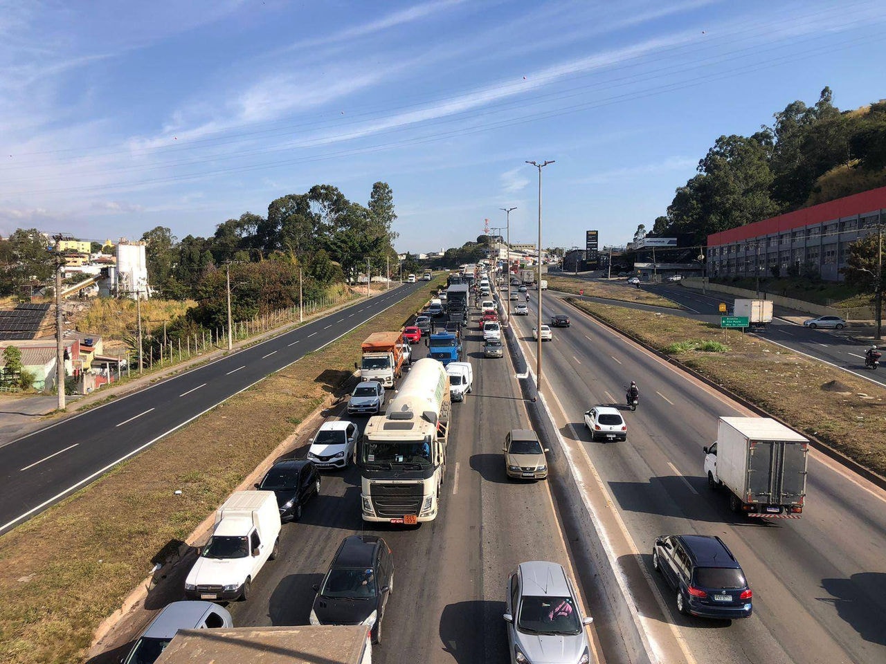 Congestionamento no anel rodoviário sentido Vitória, em trecho próximo ao bairro Engenho Nogueira - caminhões - caminhão