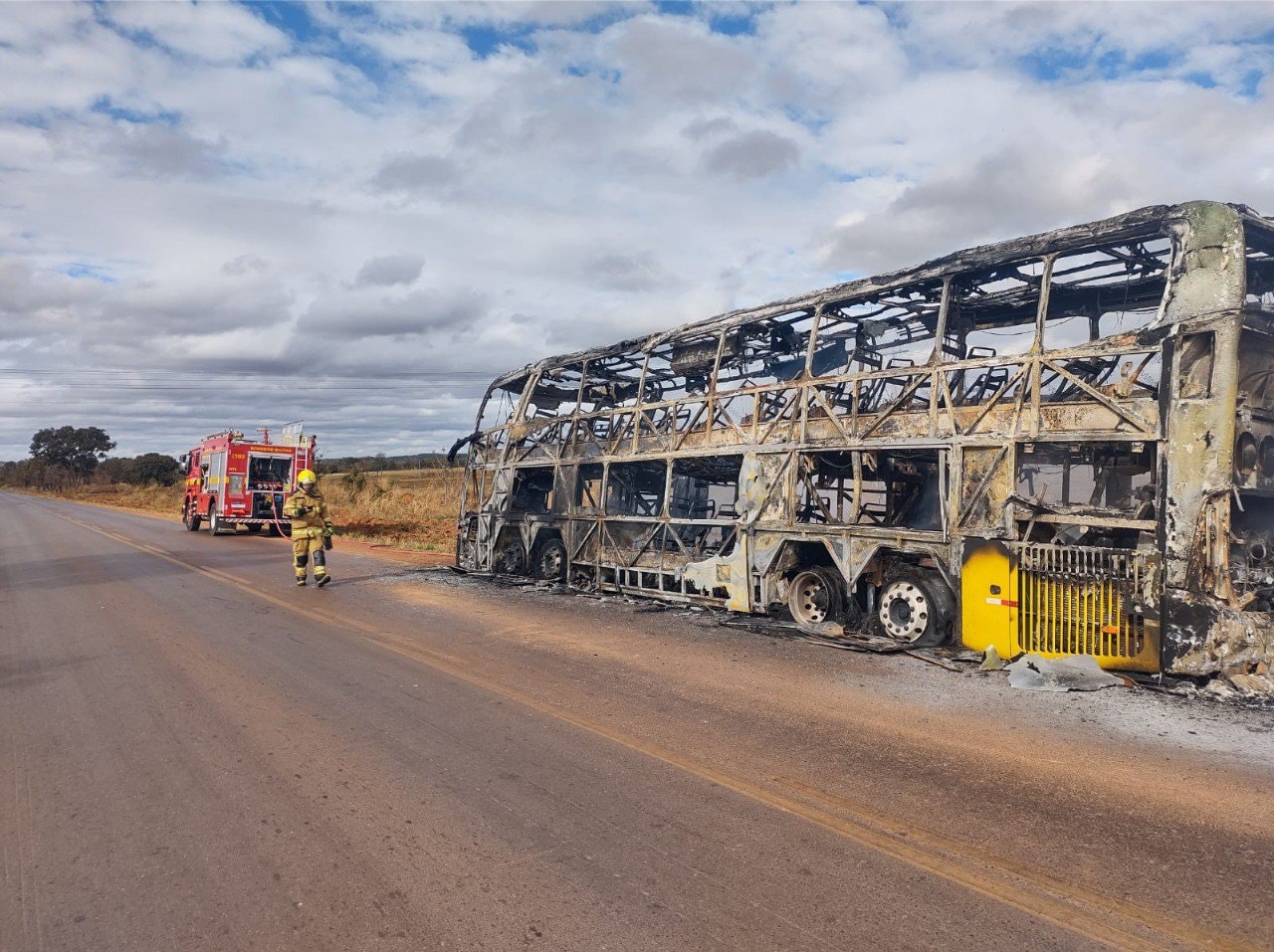 Ônibus ficou destruído pelas chamas