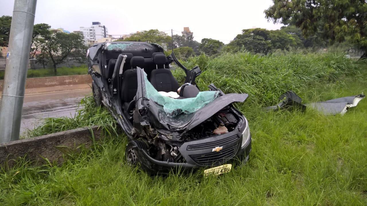 Carro ficou destruído