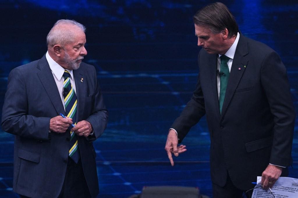 Lula e Bolsonaro durante debate na TV nas eleições presidenciais
