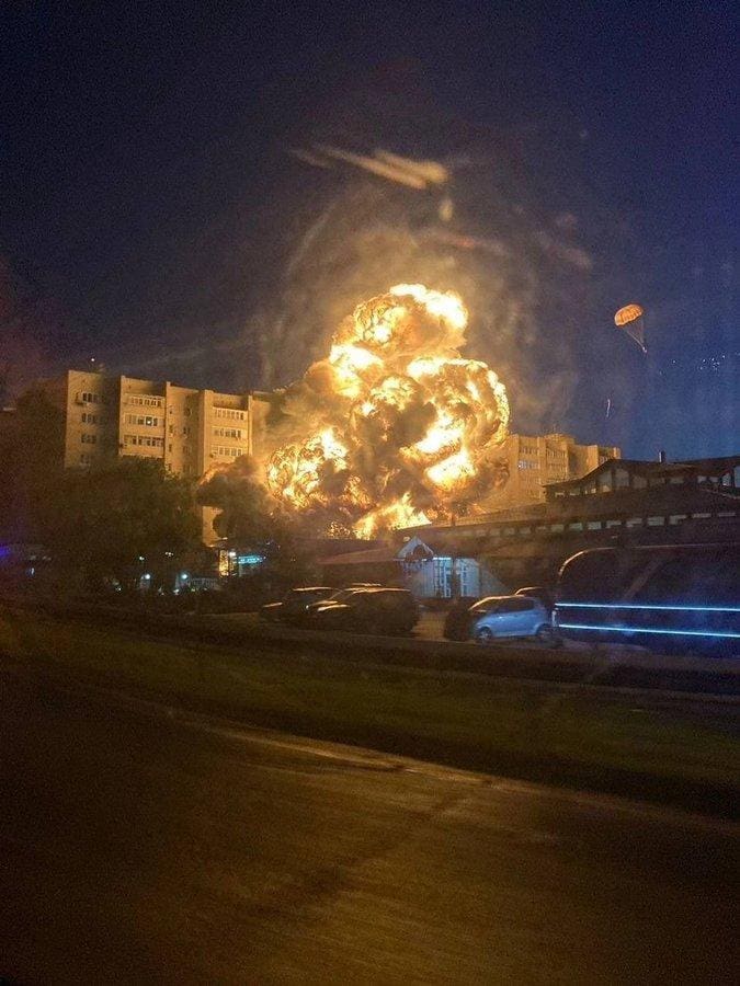 Na imagem, o piloto do avião é visto com paraquedas após a explosão
