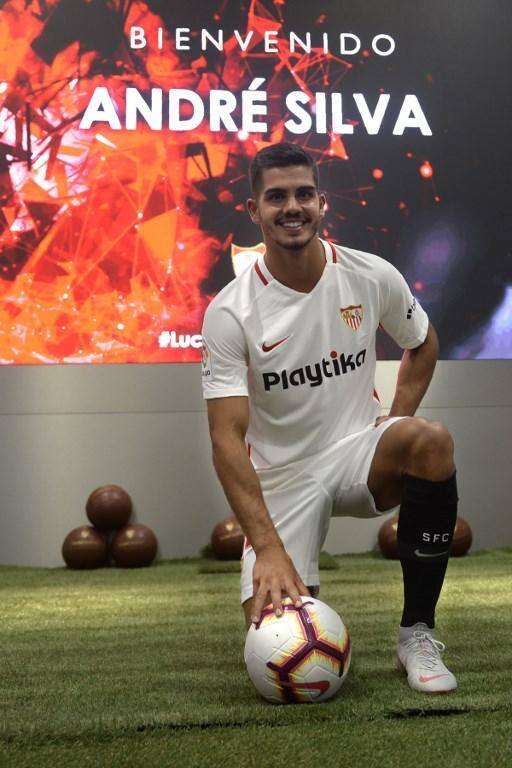 Com 3 gols de Andre Silva, Sevilla goleia em estreia no Espanhol