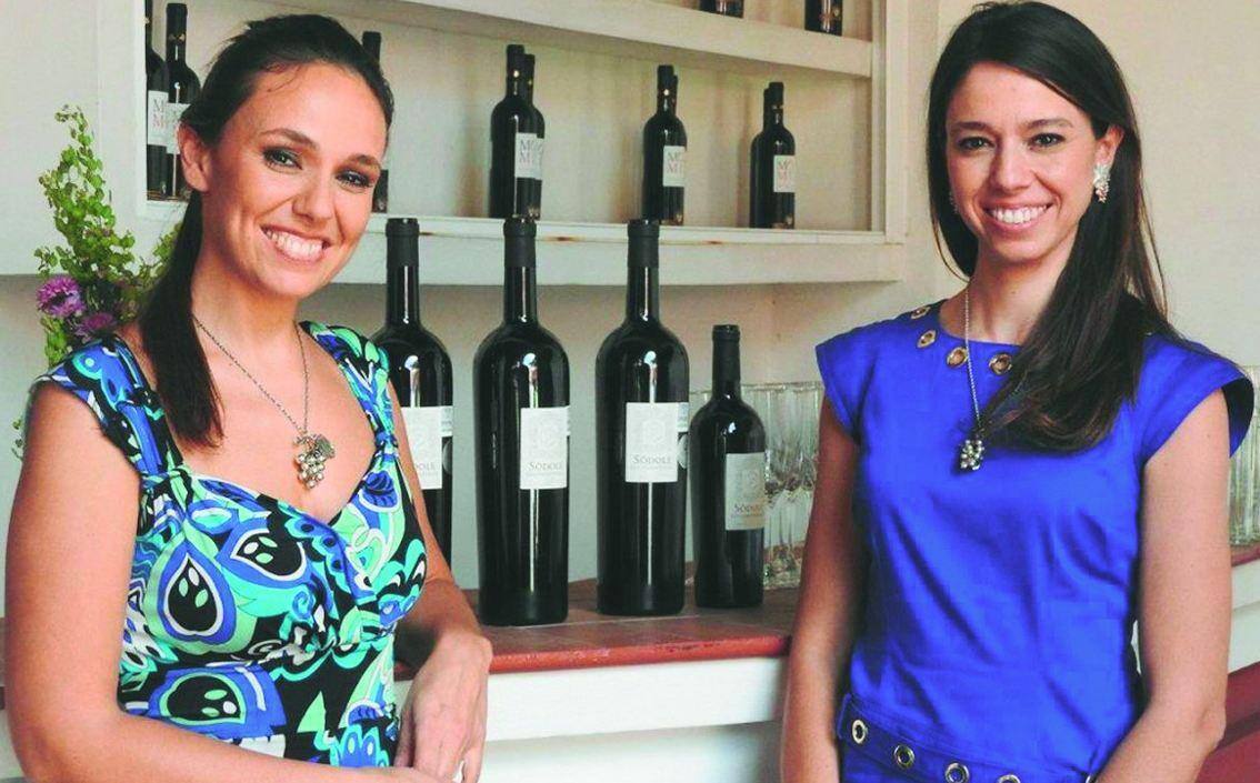 Únicas parentes vivas As irmãs Natalia (esq) e Irina Strozzi posam para foto