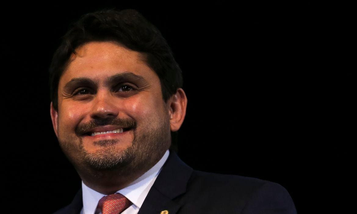 A Polícia Federal cumpriu mandados de busca e apreensão nesta manhã para apurar suspeitas de corrupção envolvendo o ministro das Comunicações, Juscelino Filho
