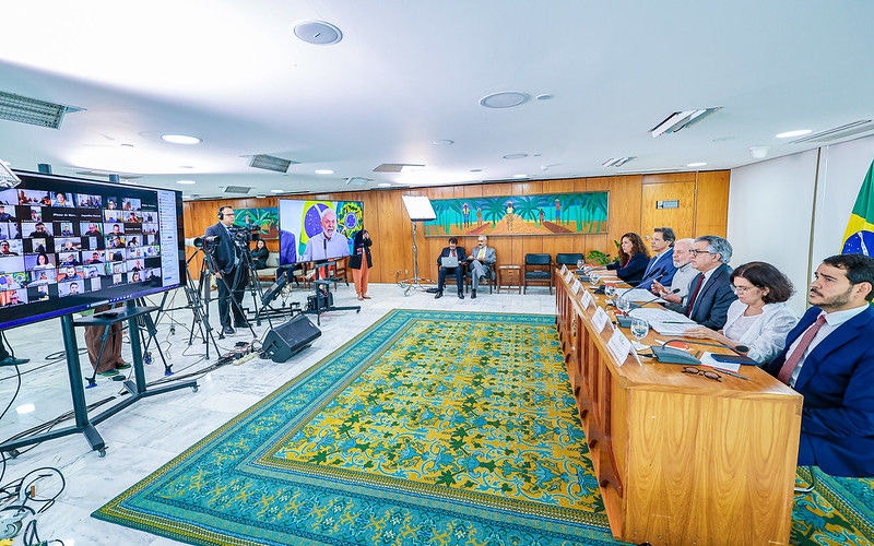 Acompanhado de ministros, o presidente Lula participou de reunião com prefeitos do RS onde foram anunciadas medidas do governo para ajudar na recuperação do estado
