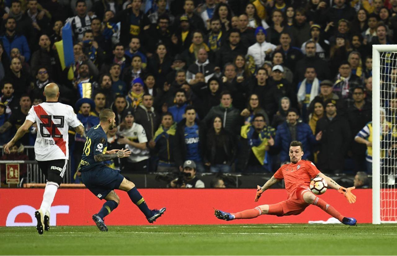 Com Gago lesionado, Boca chega à Argentina em silêncio após vice