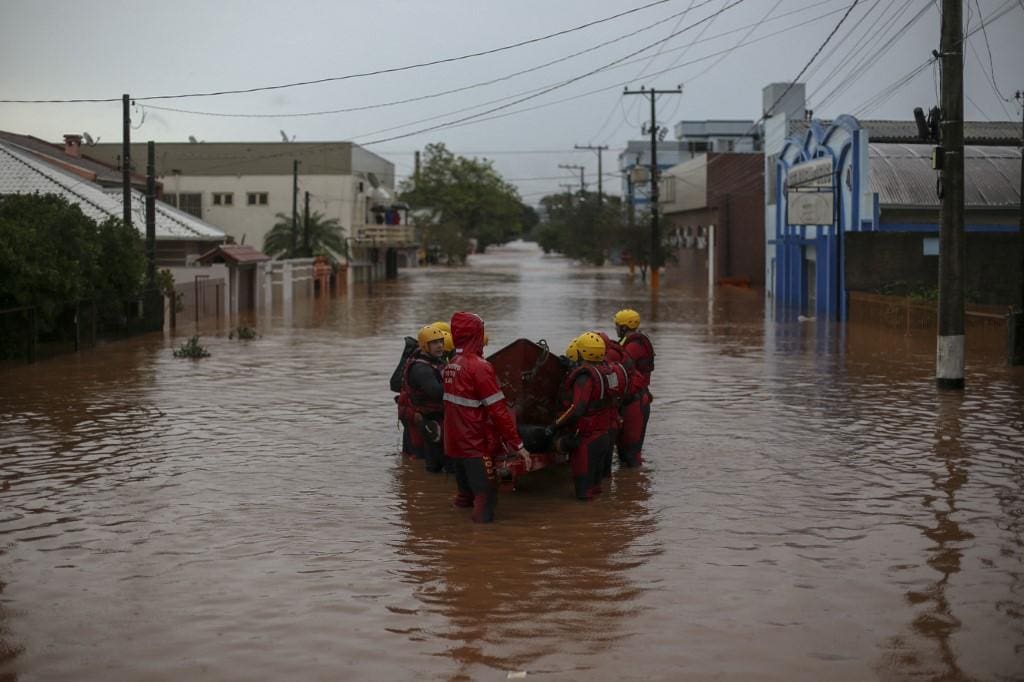 Bombeiros atuam em resgates em São Sebastião do Caí (RS)