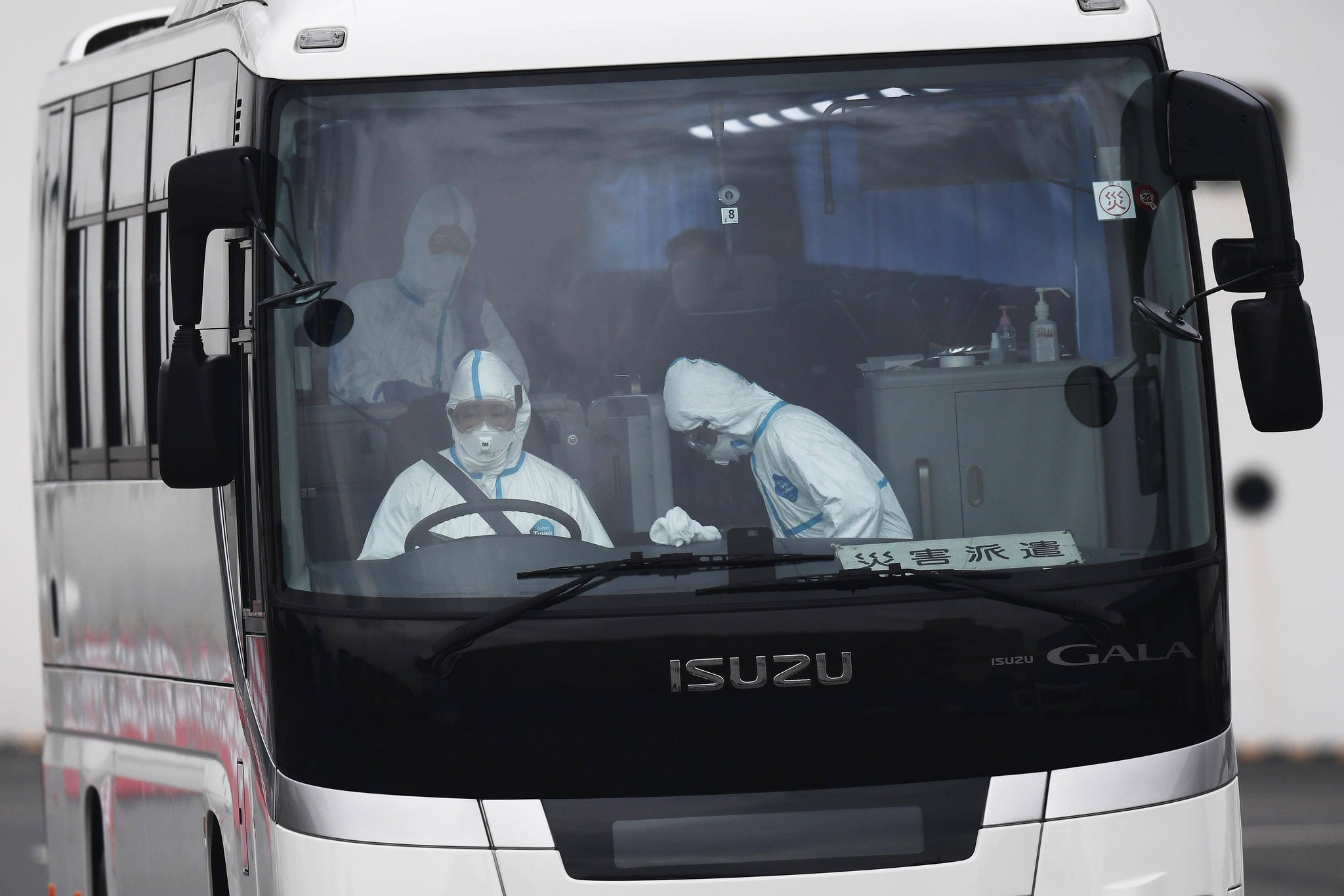 Ônibus próximo à costa no Japão, onde passageiros do cruzeiro Diamond Princess estão em quarentena devido ao coronavírus
