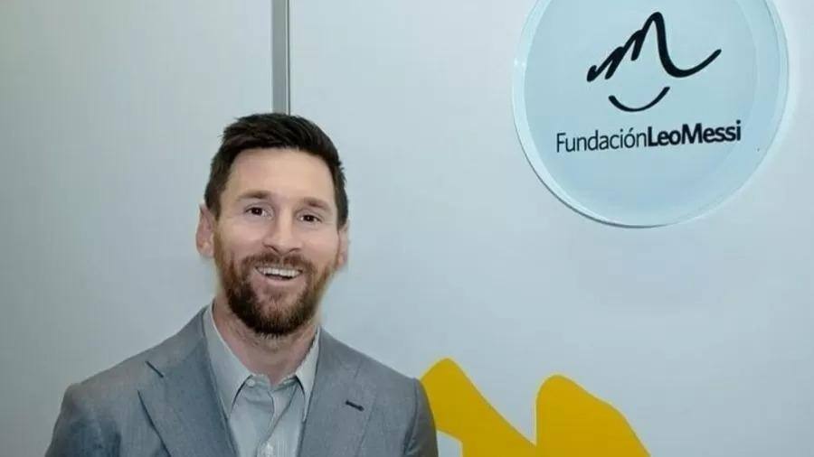 Messi visita hospital do câncer em Barcelona, que ele mesmo ajudou a construir