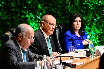 No centro, o vice-presidente, Geraldo Alckmin, e nas extremidades, a ministra do Planejamento, Simone Tebet, e o ministro de Relações Exteriores, Mauro Vieira
