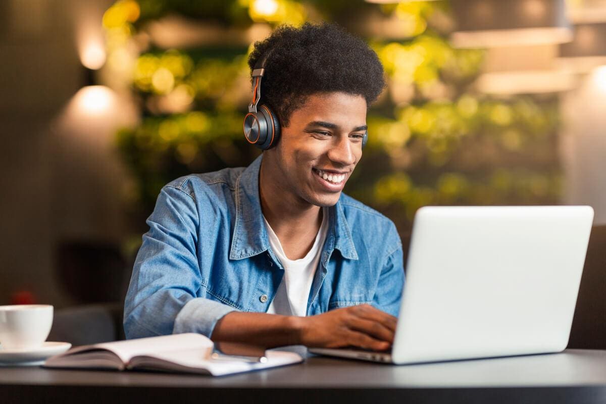 O aprendizado online é uma forma de reforçar as disciplinas aprendidas em sala de aula