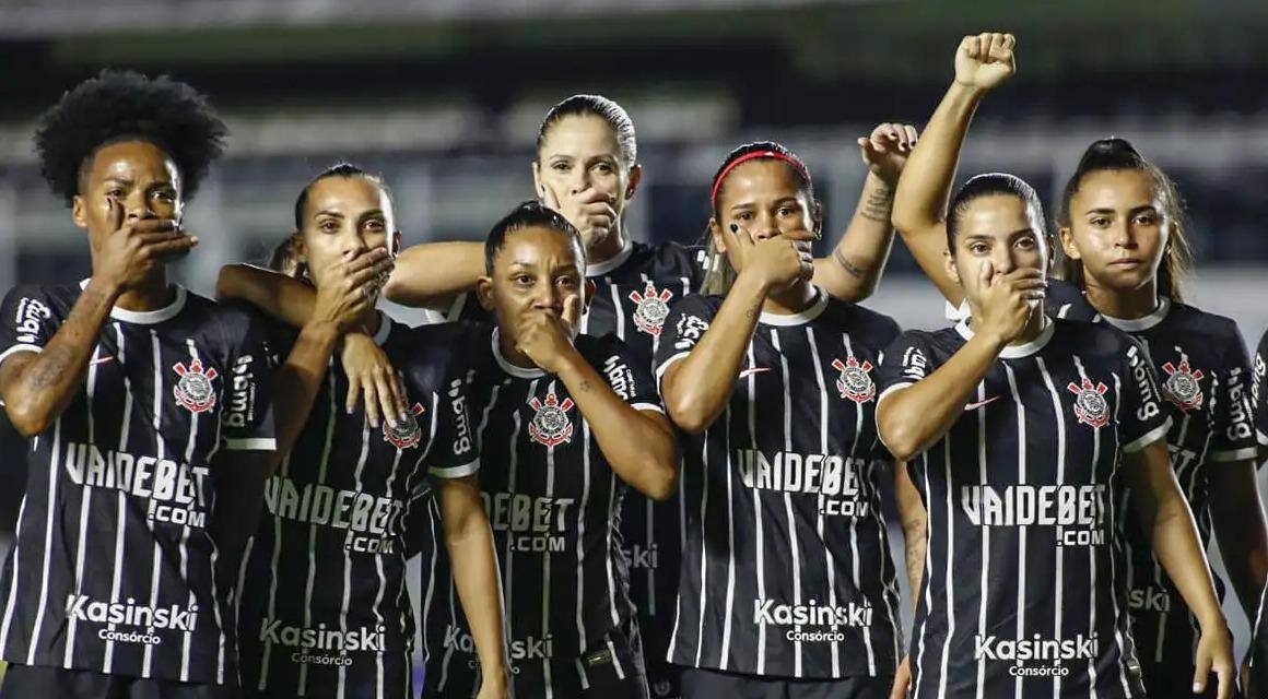 As Brabas, como também são conhecidas as jogadoras do Corinthians, se posicionaram contra a volta do técnico do Santos; ele foi acusado de assédio por 19 atletas