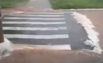 Vídeo de 14 segundos mostra travessia solta do asfalto sendo arrastada pela via